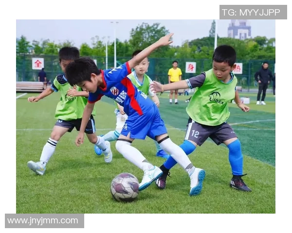 身穿足球衣的儿童球星在绿茵场上展现激情与梦想 身穿足球衣的儿童球星在绿茵场上展现激情与梦想