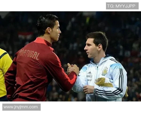 四大足球巨星同框合影展现传奇风采引发全球球迷热议