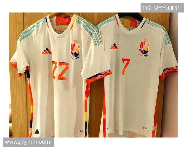 球星同款足球队服亮相,个性设计与经典元素完美融合打造专属球迷装备 球星同款足球队服亮相,个性设计与经典元素完美融合打造专属球迷装备